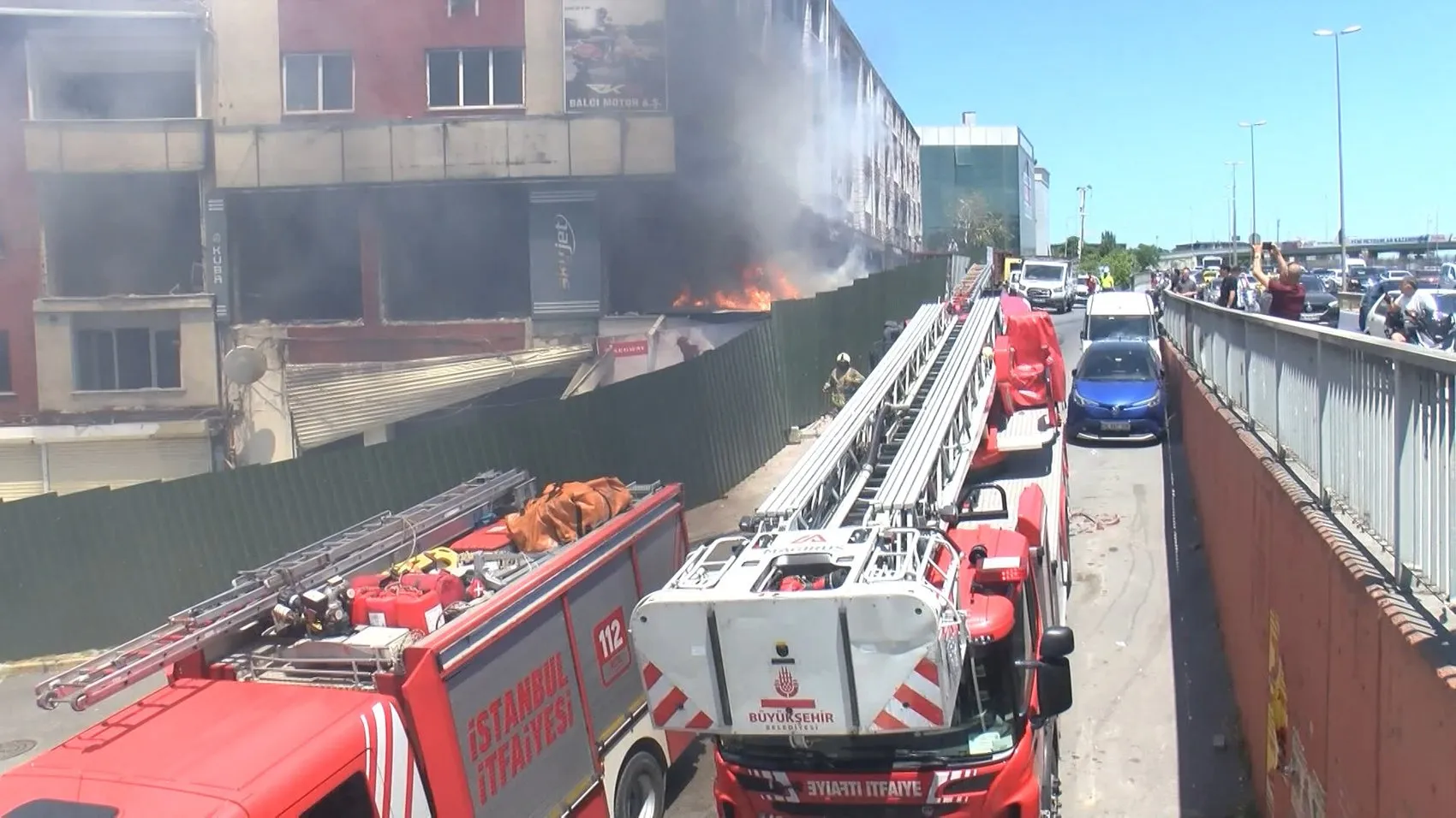 Küçükçekmece'de boş binadan yükselen dumanlar trafiği kilitledi