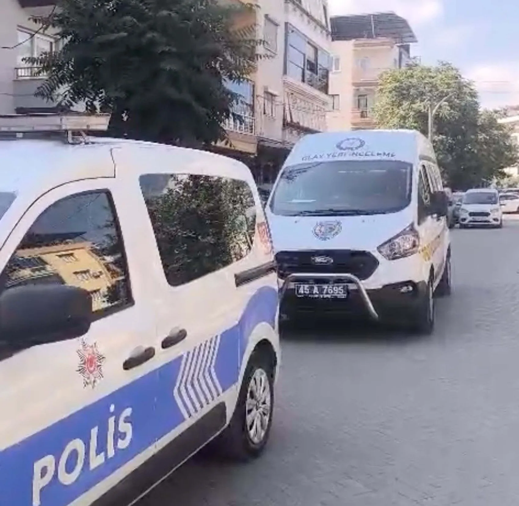 Manisa'da boşanma aşamasındaki eşini sokak ortasında öldürdü