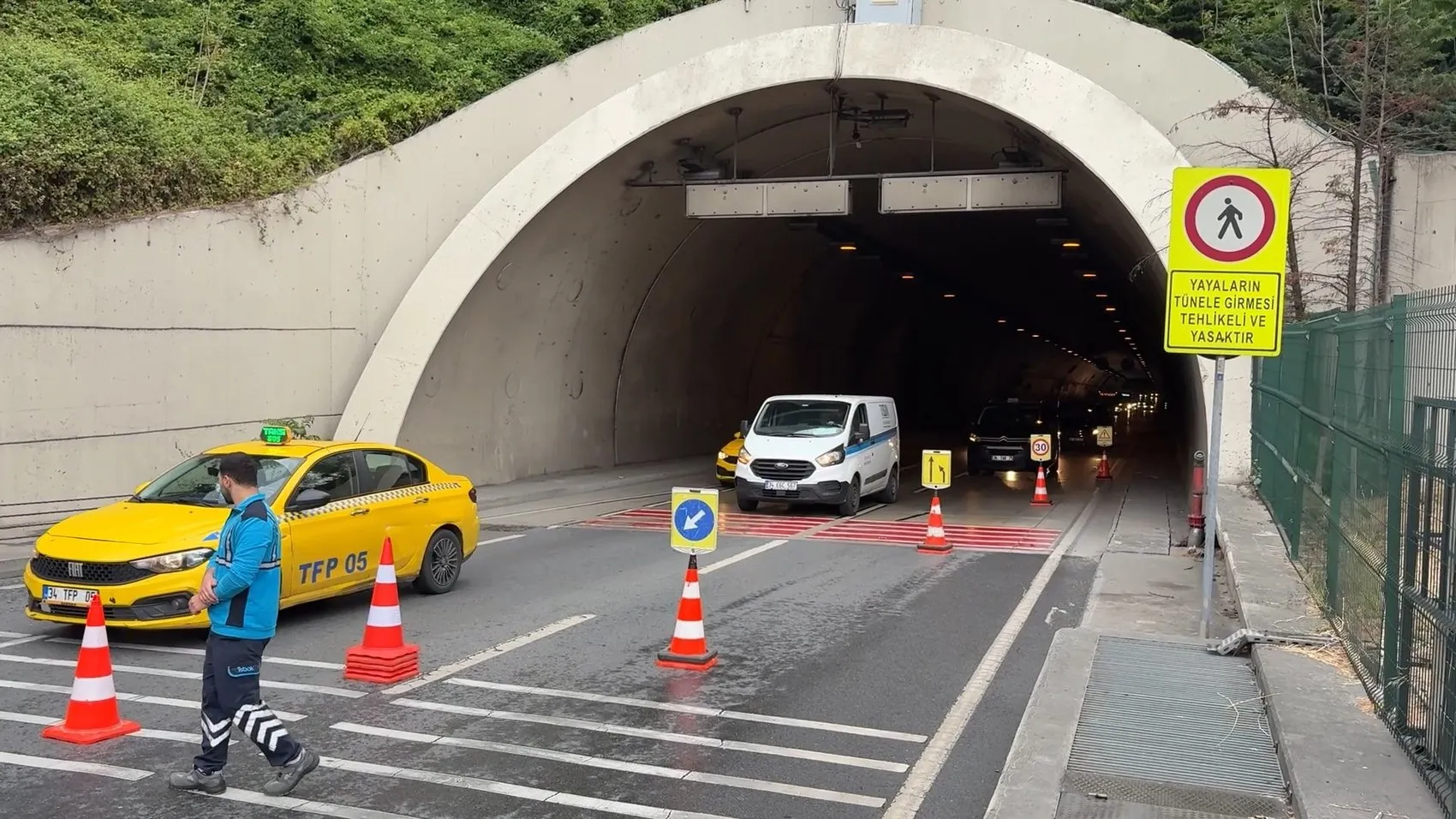 Şişli Bomonti Tüneli çıkışında devrilen kamyonet trafiği kilitledi