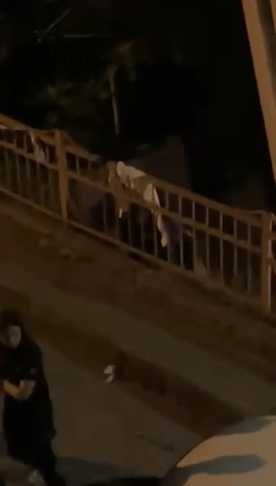 Kağıthane'de korkuluklara asılı halde bulundu