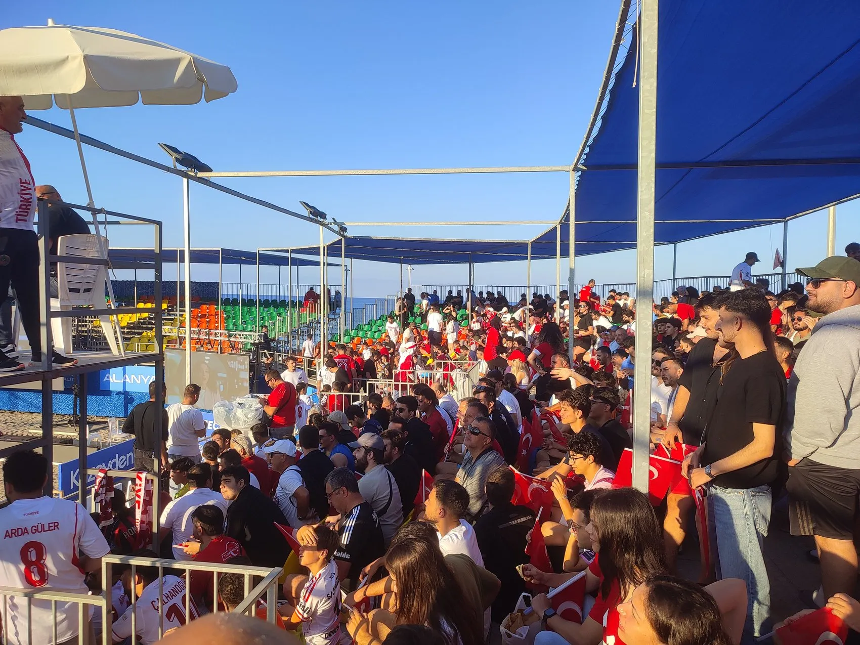 Antalya sahillerinde milli takım için dev ekranlı buluşma