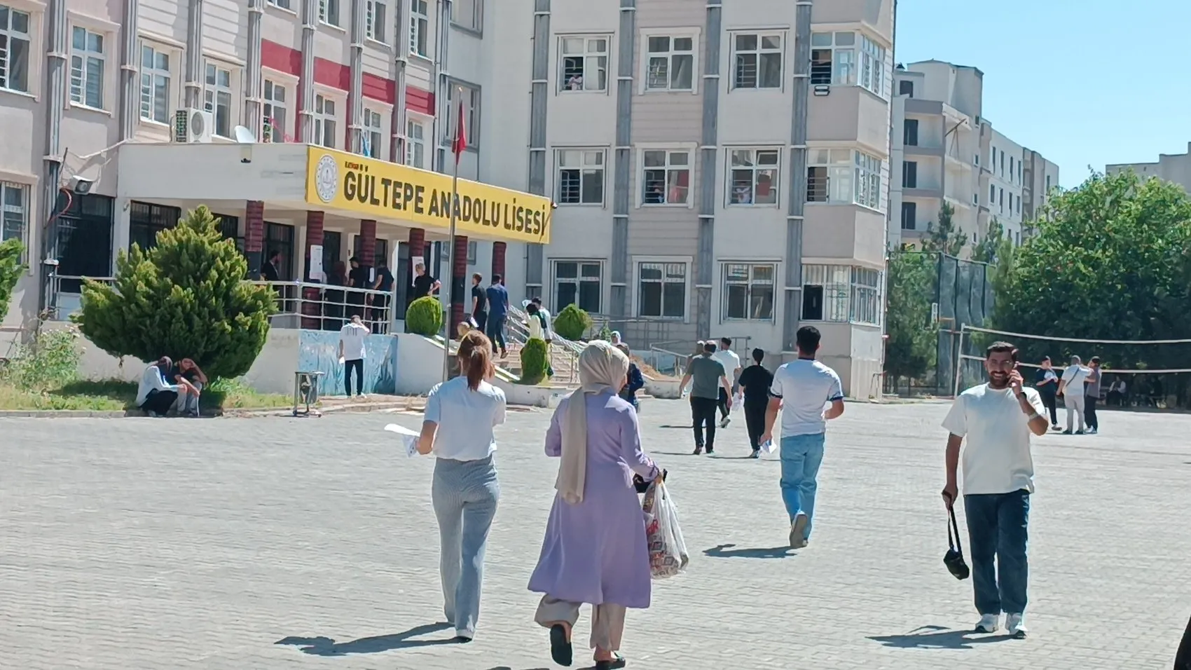 Batman üniversite hayali için sınav merkezlerine akın etti