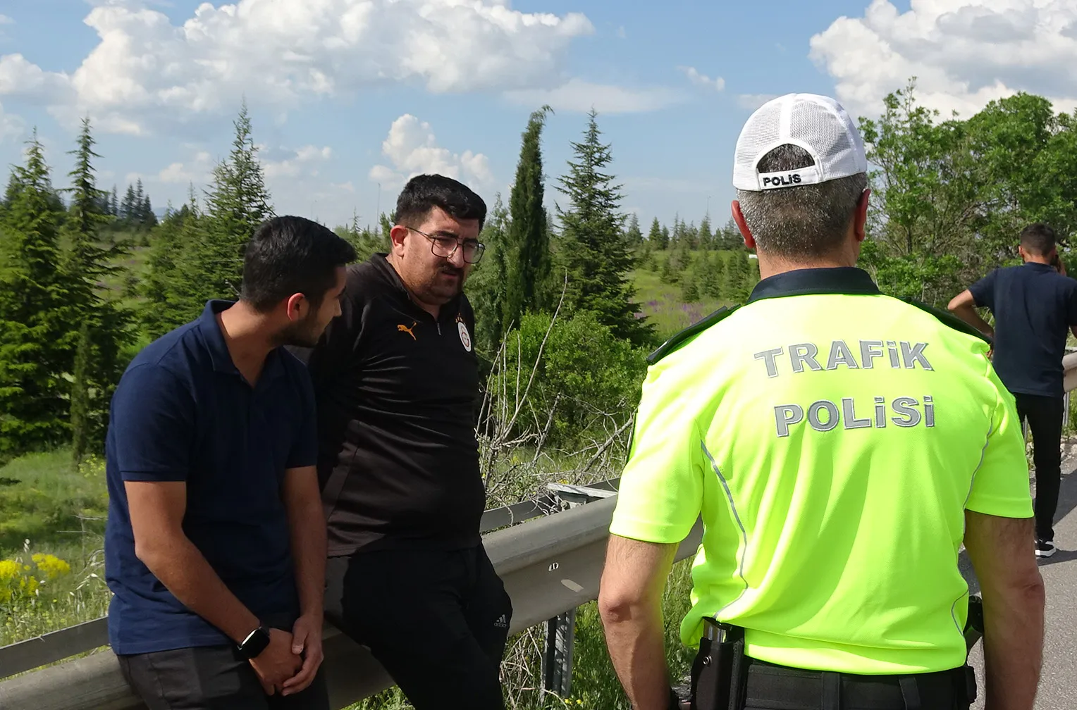 Aksaray yolunda yanan TIR ormanlık alana sıçradı