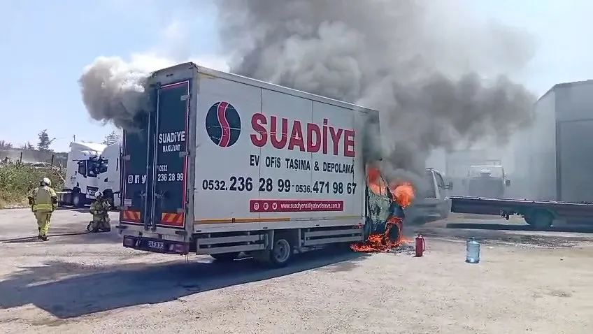 Ataşehir'de park halindeki kamyonet küle döndü