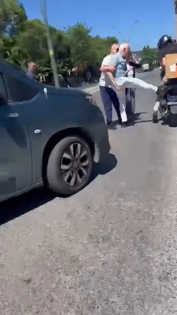 Kartal’da kuryeyle kavgaya tutuşan sürücü vitesi unutunca kaza yaptı