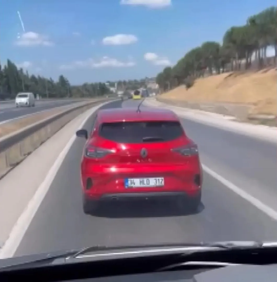 Silivri trafiğinde ambulansı görmezden gelen sürücü tepki çekti