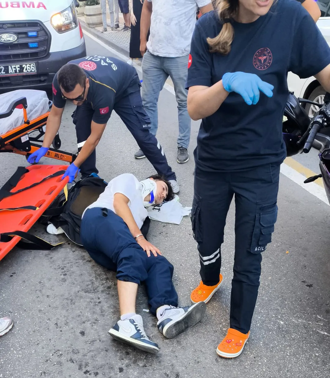 Keşan'da taksi kapısı motosikletliyi yola savurdu