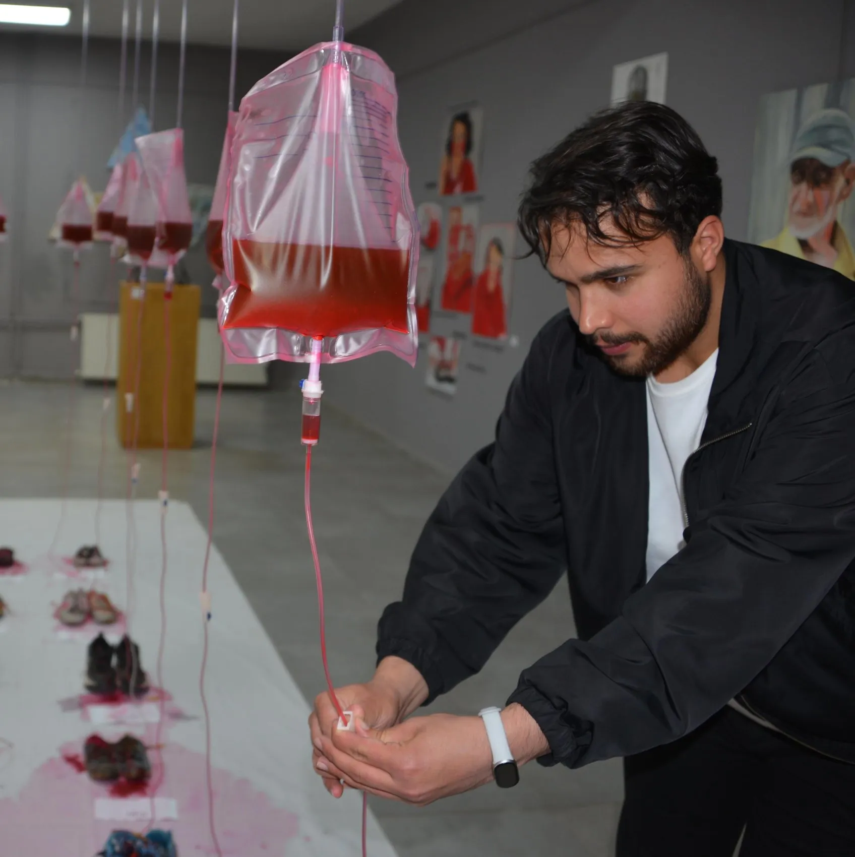 Mezuniyet projesinde çocuk ayakkabılarıyla savaşın acısını anlattı
