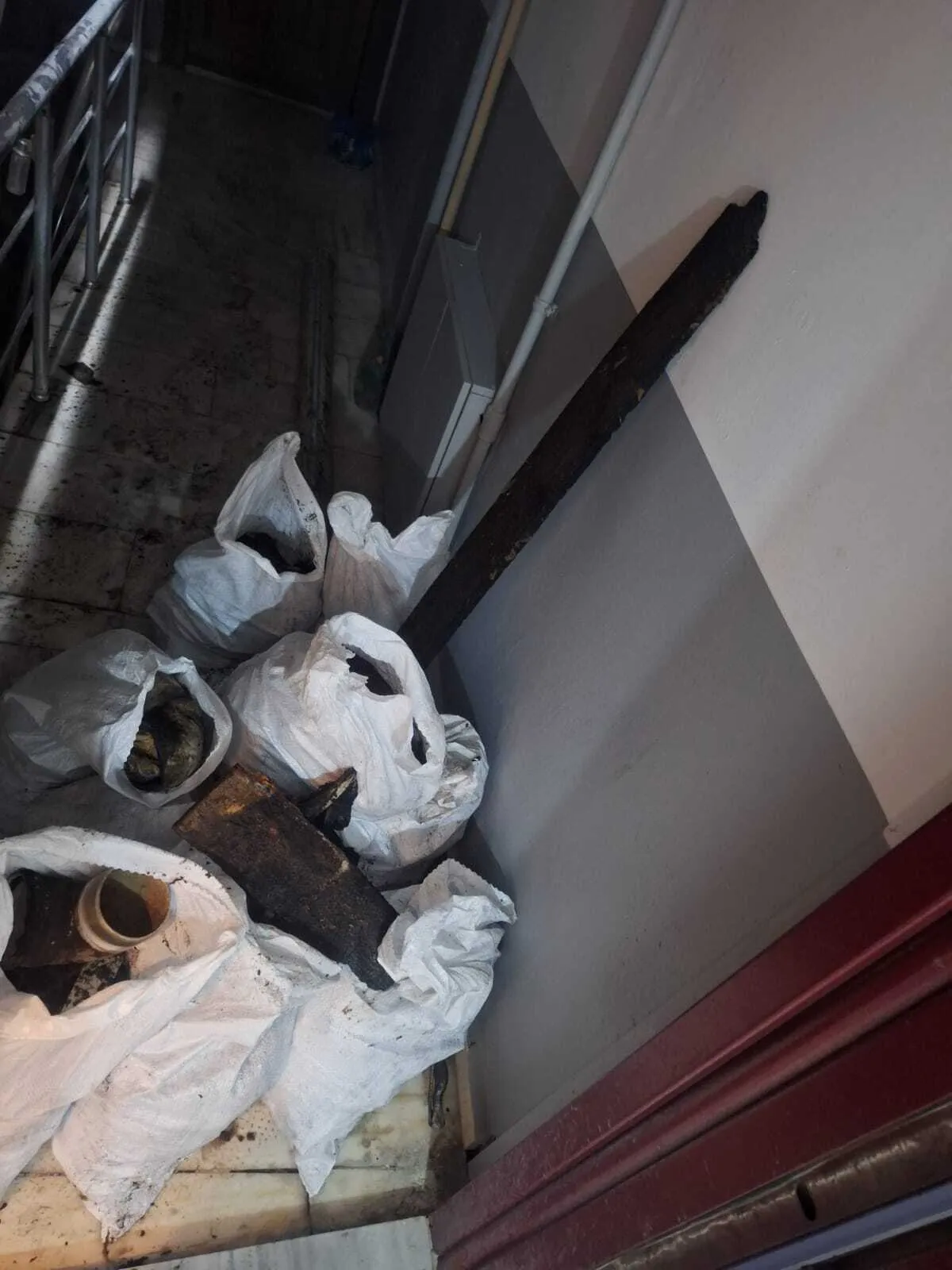 Sarıyer’de yangın mağduru apartman sakinleri iki aydır çatısız yaşıyor