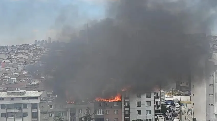 Esenyurt’ta beş binanın çatısını saran yangın paniğe yol açtı