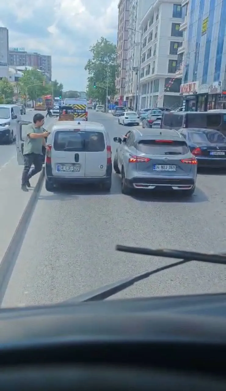 İstanbul trafiğinde yine yol verme kavgası çıktı