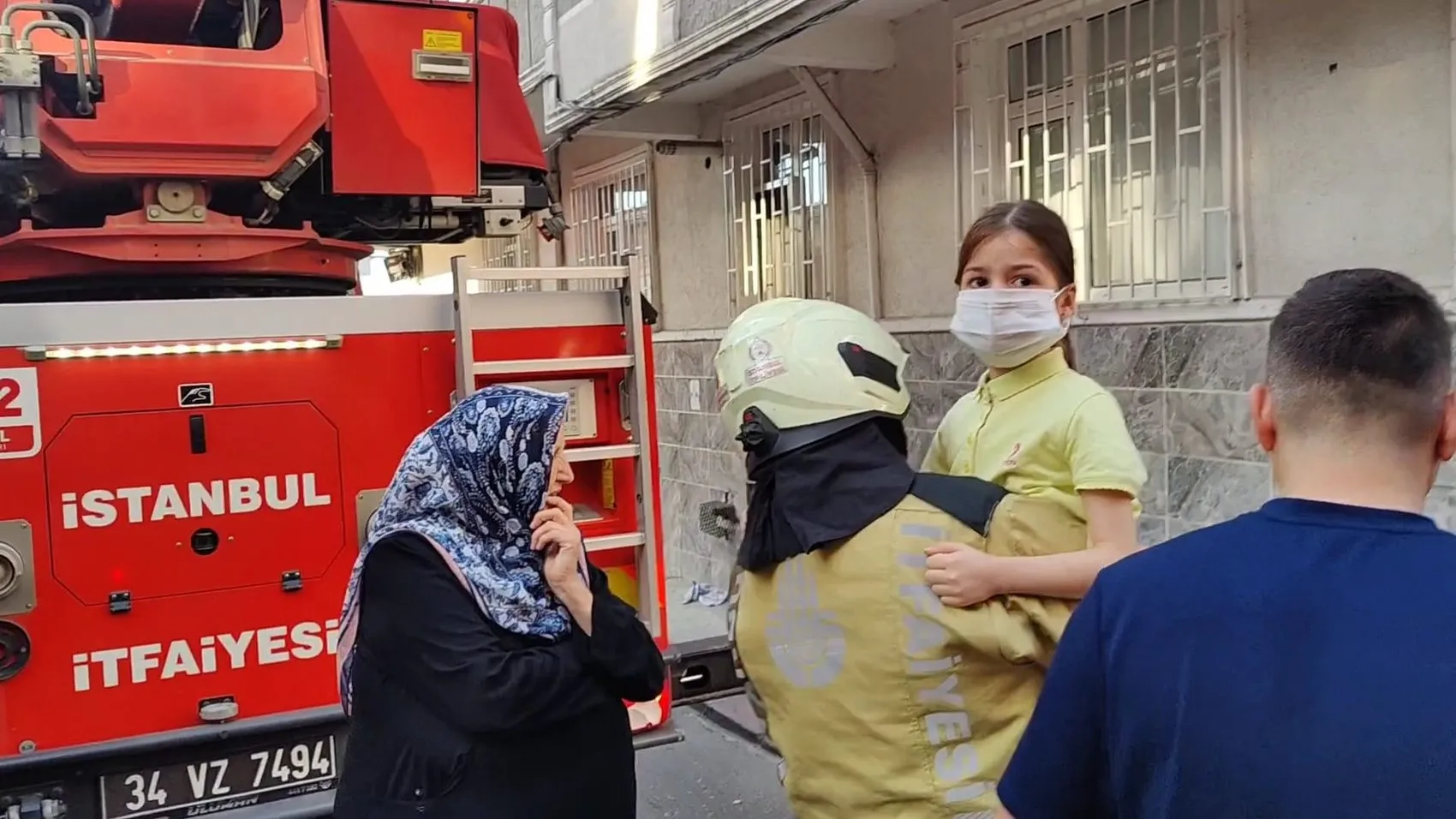 Gaziosmanpaşa’daki yangında korku dolu anlar Kardeşler ambulansta kavuştu