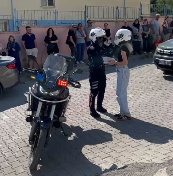 YKS günü polisten öğrencilere hayat kurtaran hızır servisi