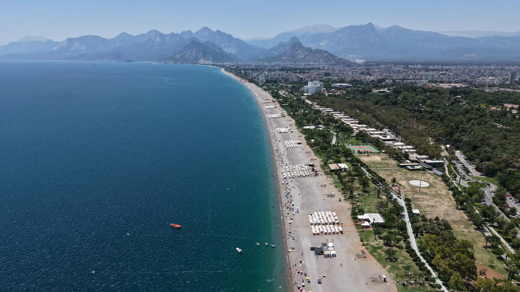 Antalya kavurucu sıcakla tanıştı sahil doldu taştı