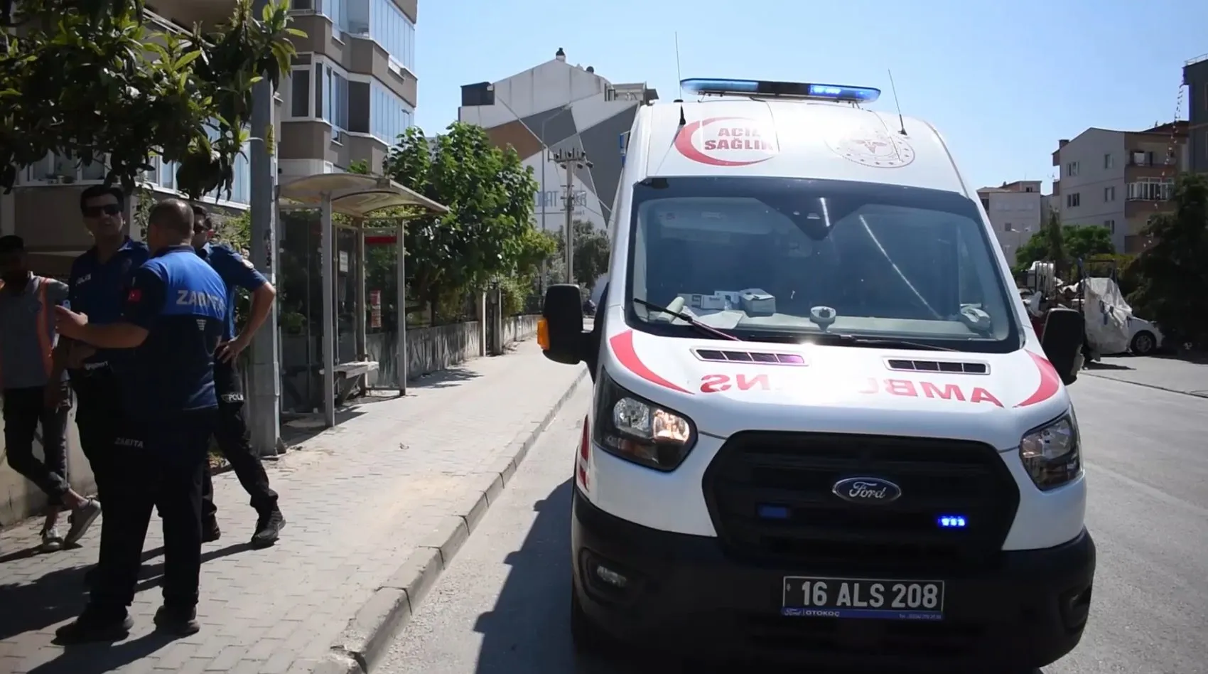 Bursa'da çöp evde mahsur kalan yaşlı adam yardım istedi