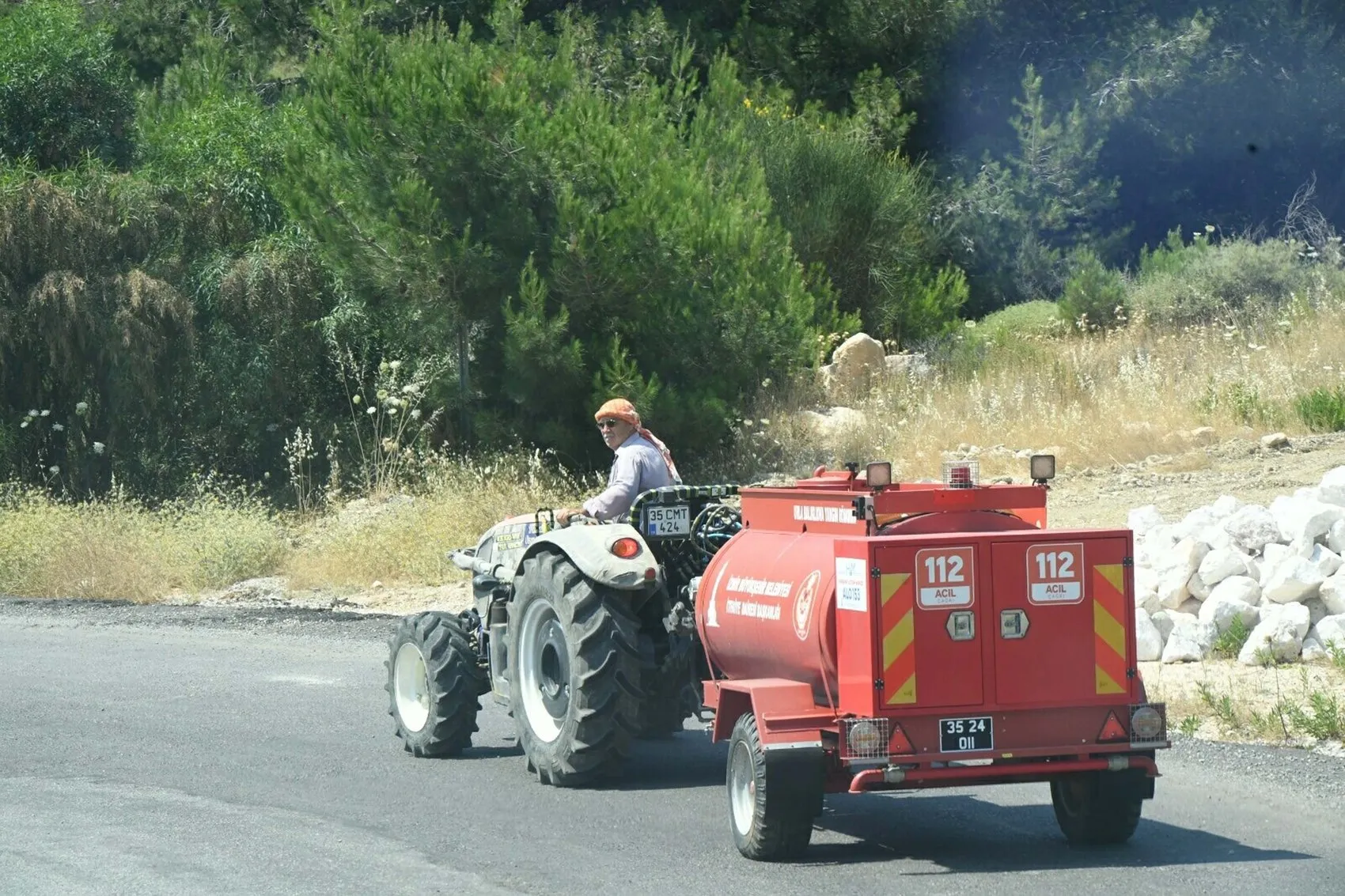 Urla Balıklıova’da orman yangını korkuttu