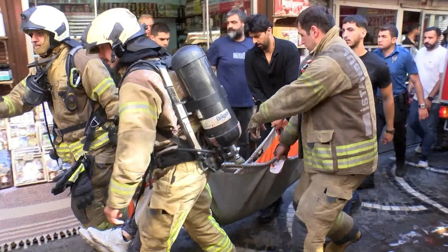Fatih’teki tekstil deposunda korkutan yangın