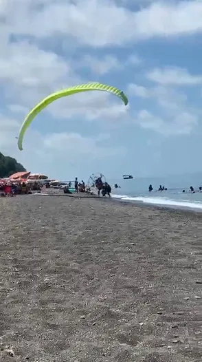 Akçakoca sahilinde yamaç paraşütü tatilcilerin üzerine düştü