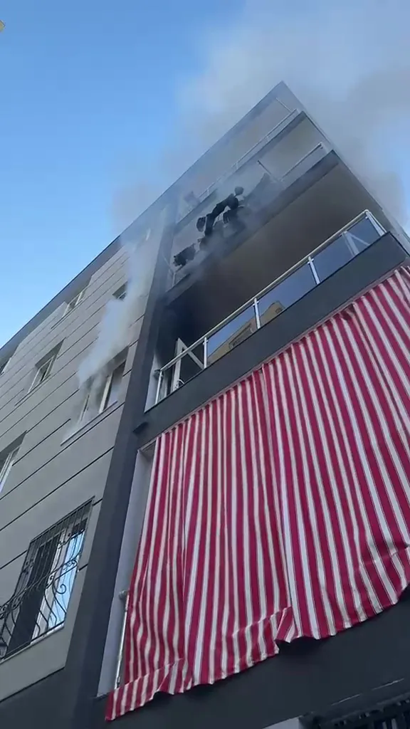 Antalya'da apartman yangını İki kişi pencerelerden kurtarıldı
