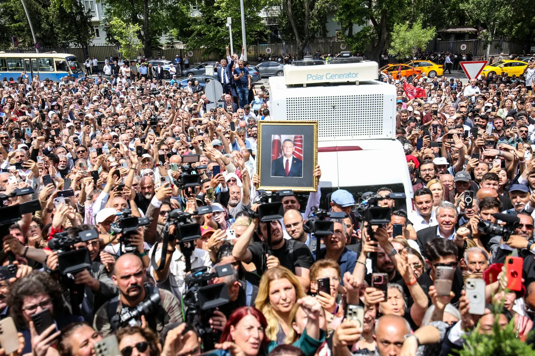 CHP’de Meclis önünde hareketli saatler yaşandı