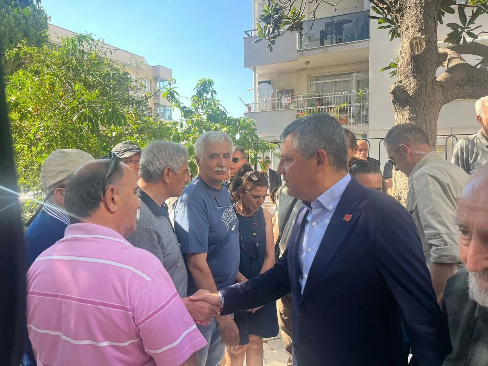 Özgür Özel İzmir'de aile dostunu son yolculuğuna uğurladı