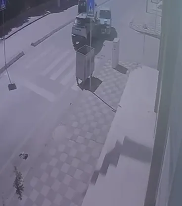 Darıca'da kontrolden çıkan otomobil karşı şeride uçtu