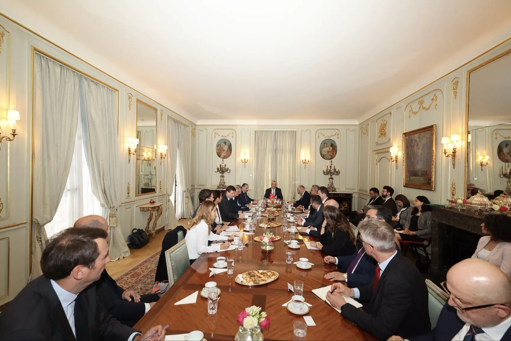 Bakan Bolat Parisli dev şirketlerle masaya oturdu