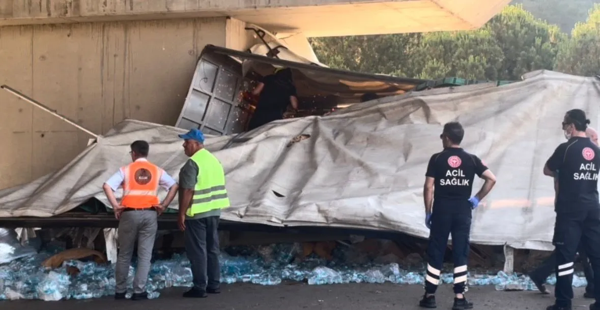 Bursa'da TIR kazası Sürücü beton ayağa çarparak can verdi
