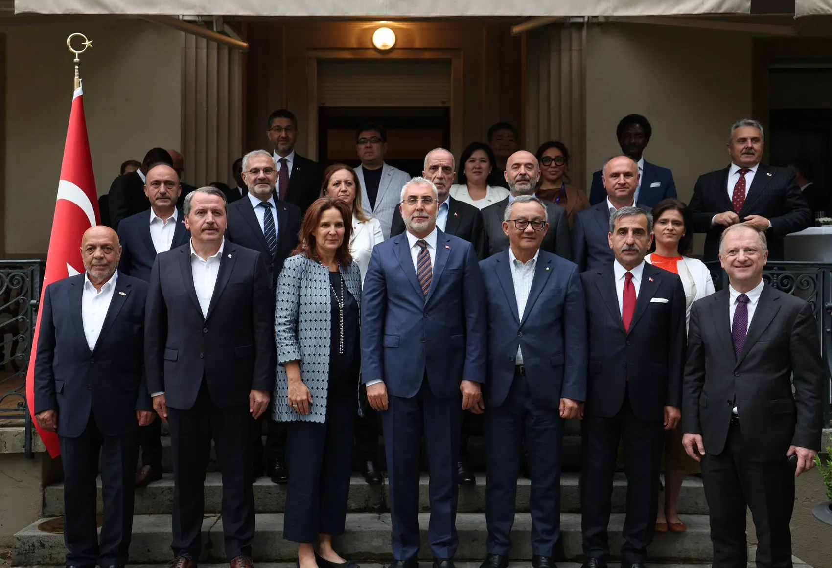 Bakan Işıkhan Cenevre'de çalışma dünyasının liderleriyle buluştu