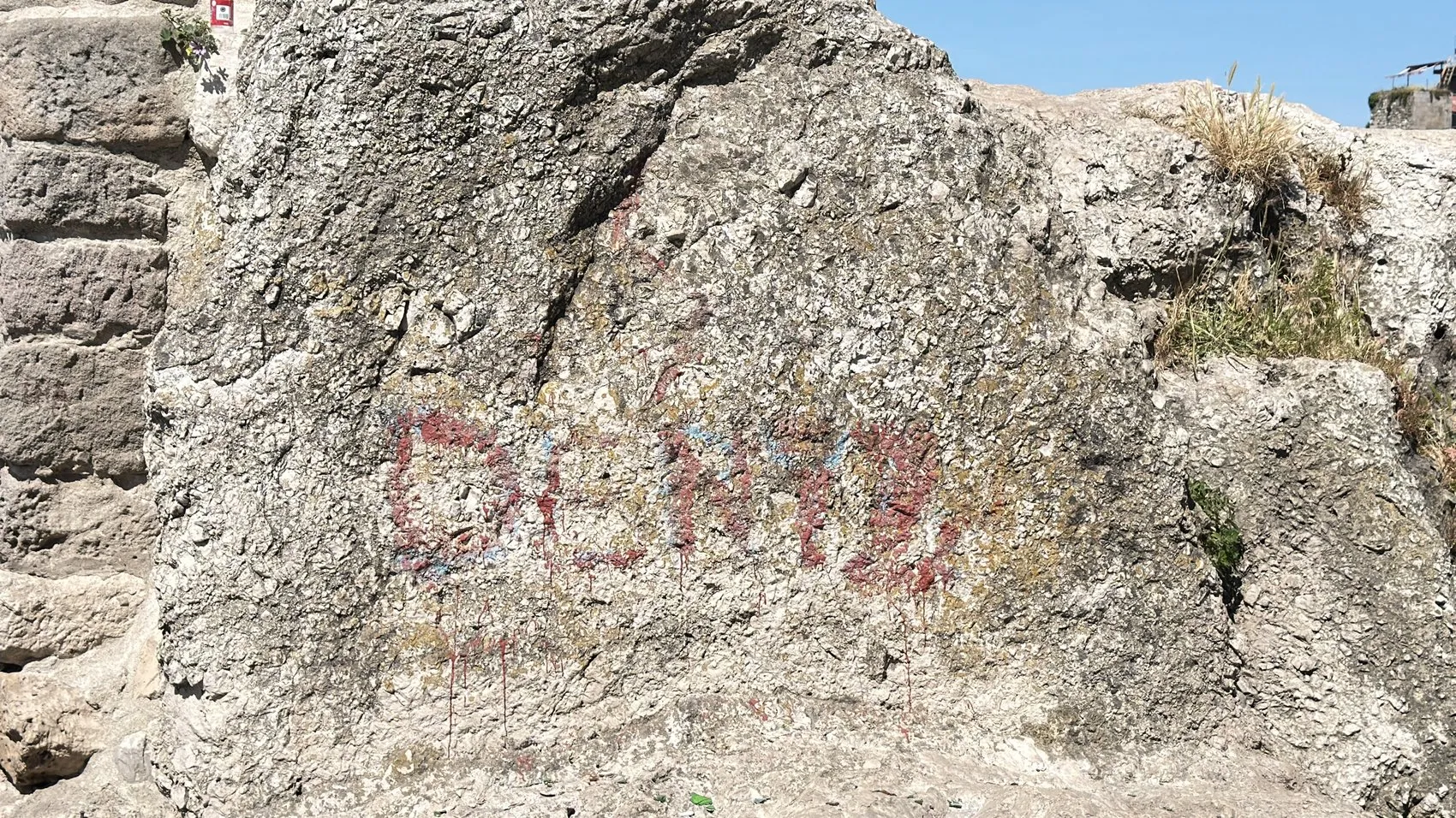 Amasra’nın tarihi Direkli Kaya’sına sprey boyalı saldırı