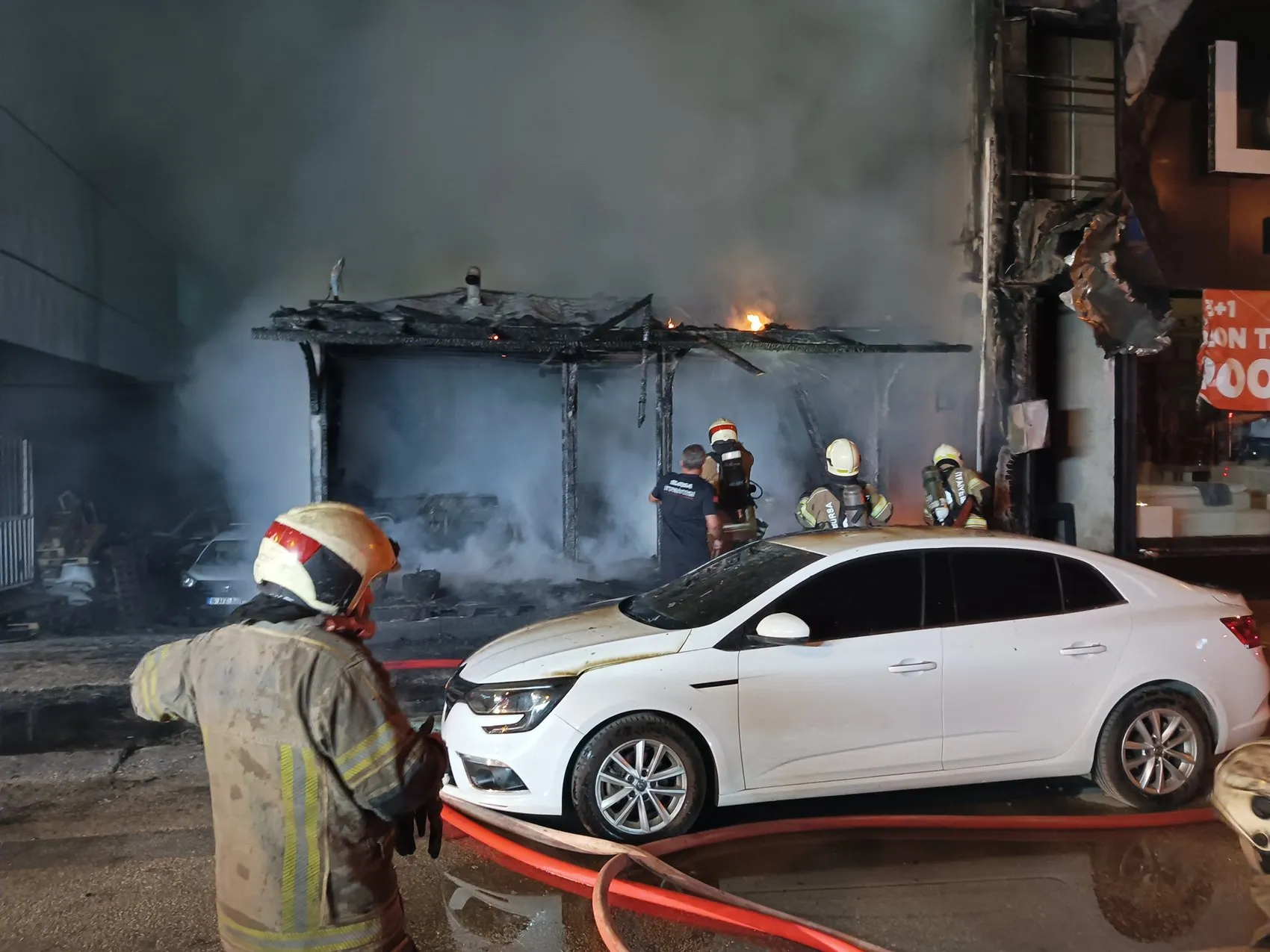 Bursa'da mobilya deposundaki yangın otomobili küle çevirdi