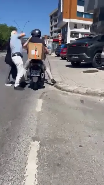 Kartal’da kuryeyle kavgaya tutuşan sürücü vitesi unutunca kaza yaptı