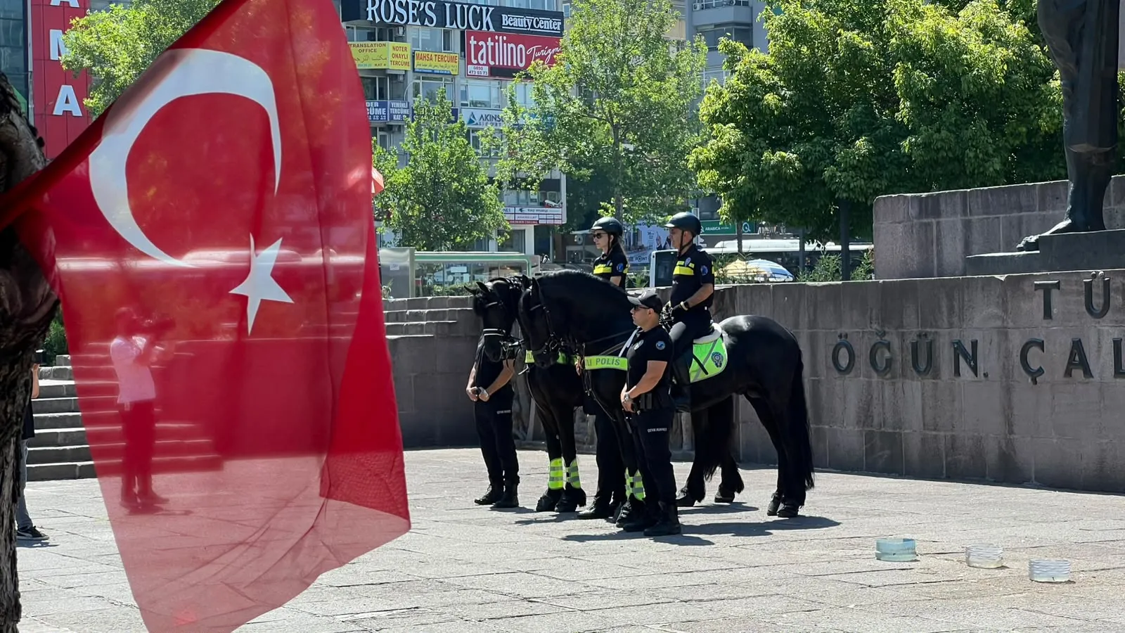 Ankara sokaklarında NATO Zirvesi için atlı polis dönemi