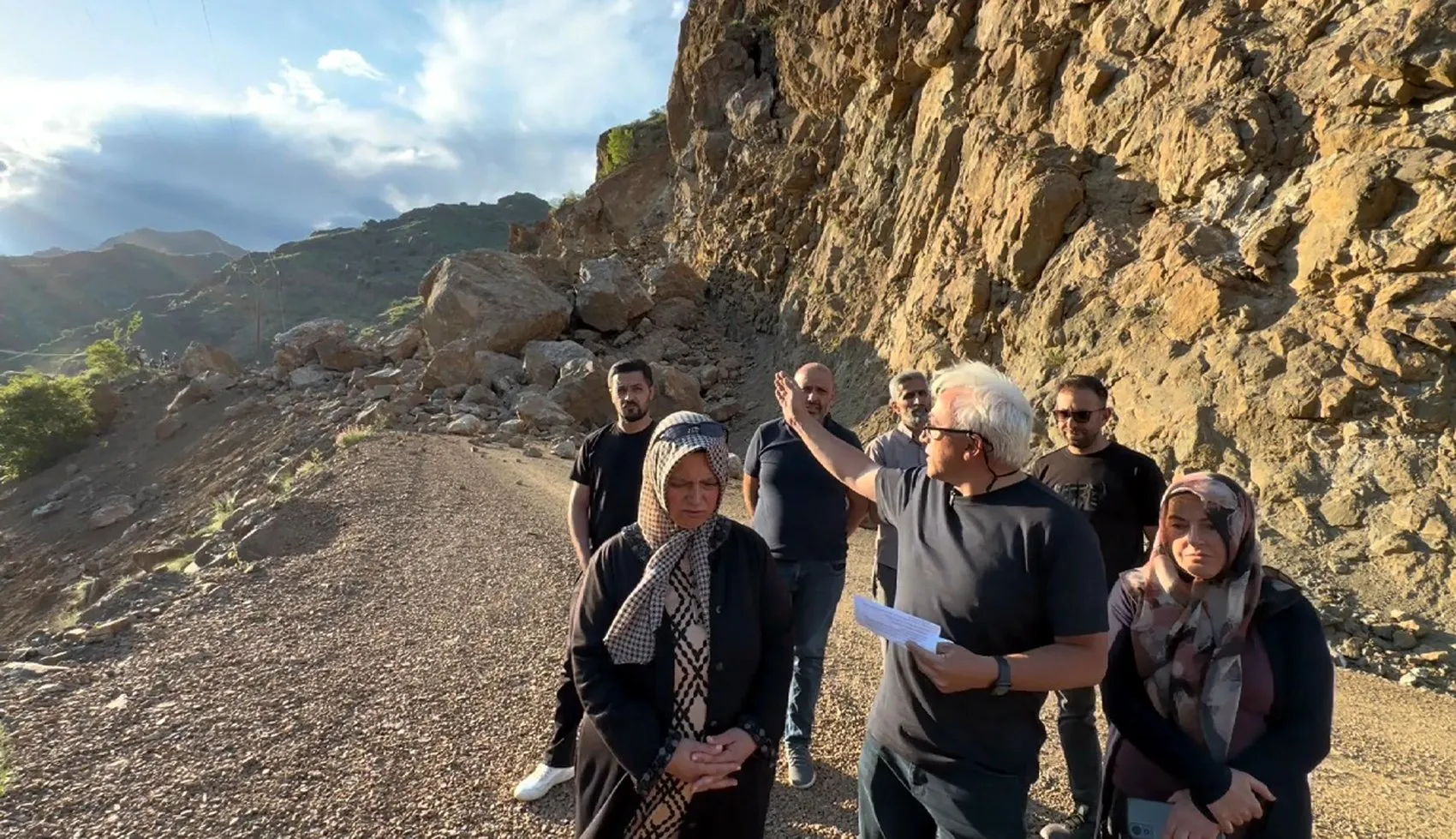 Erzurum’da mahalle yolunu kapatan kayalar isyan ettirdi