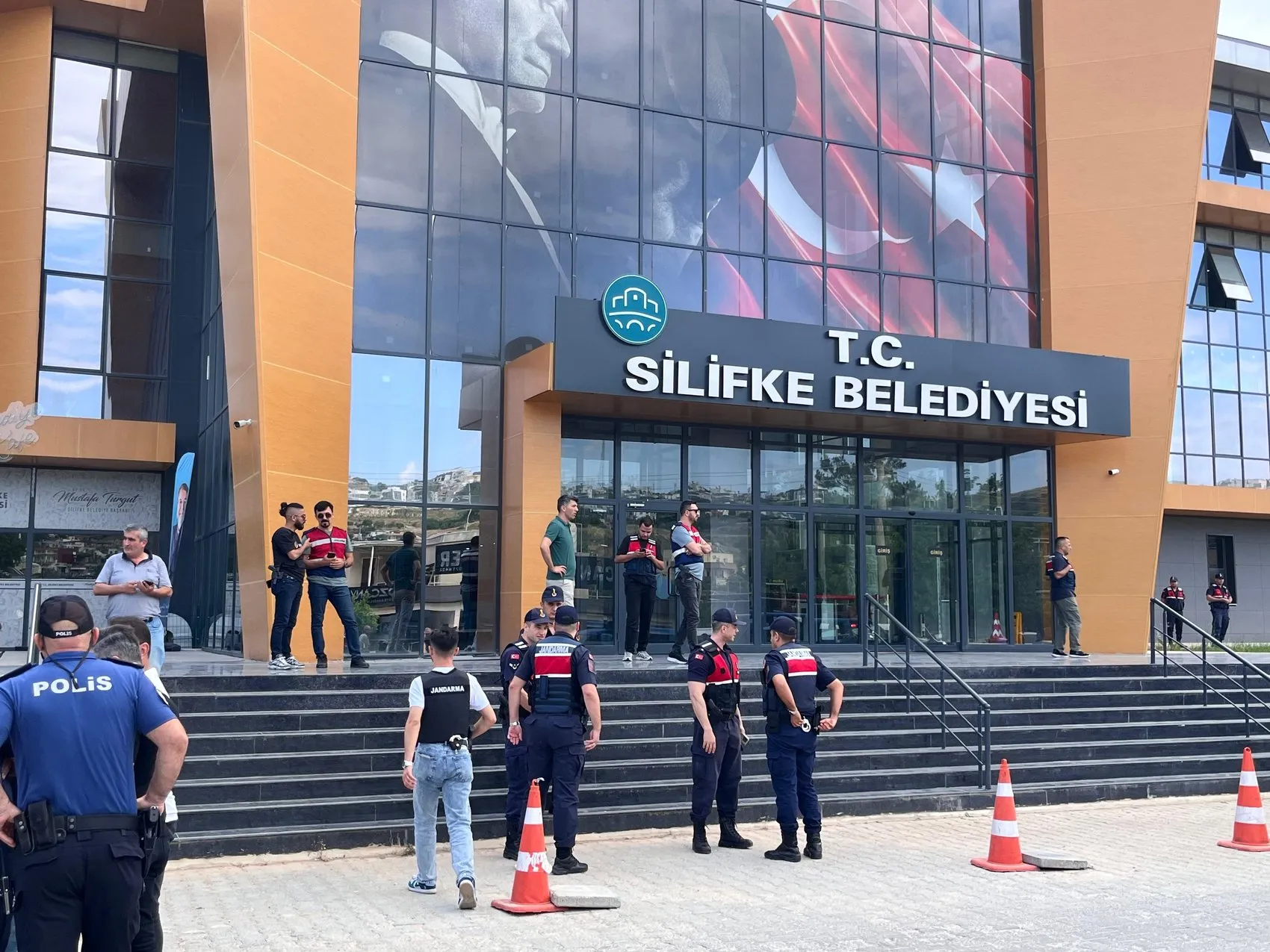 Silifke Belediyesi çalışanlarına yönelik sabah operasyonu