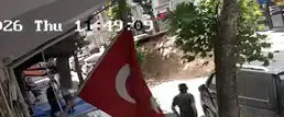 Avcılar'da odun yüklü kamyon devrilerek yolu trafiğe kapattı