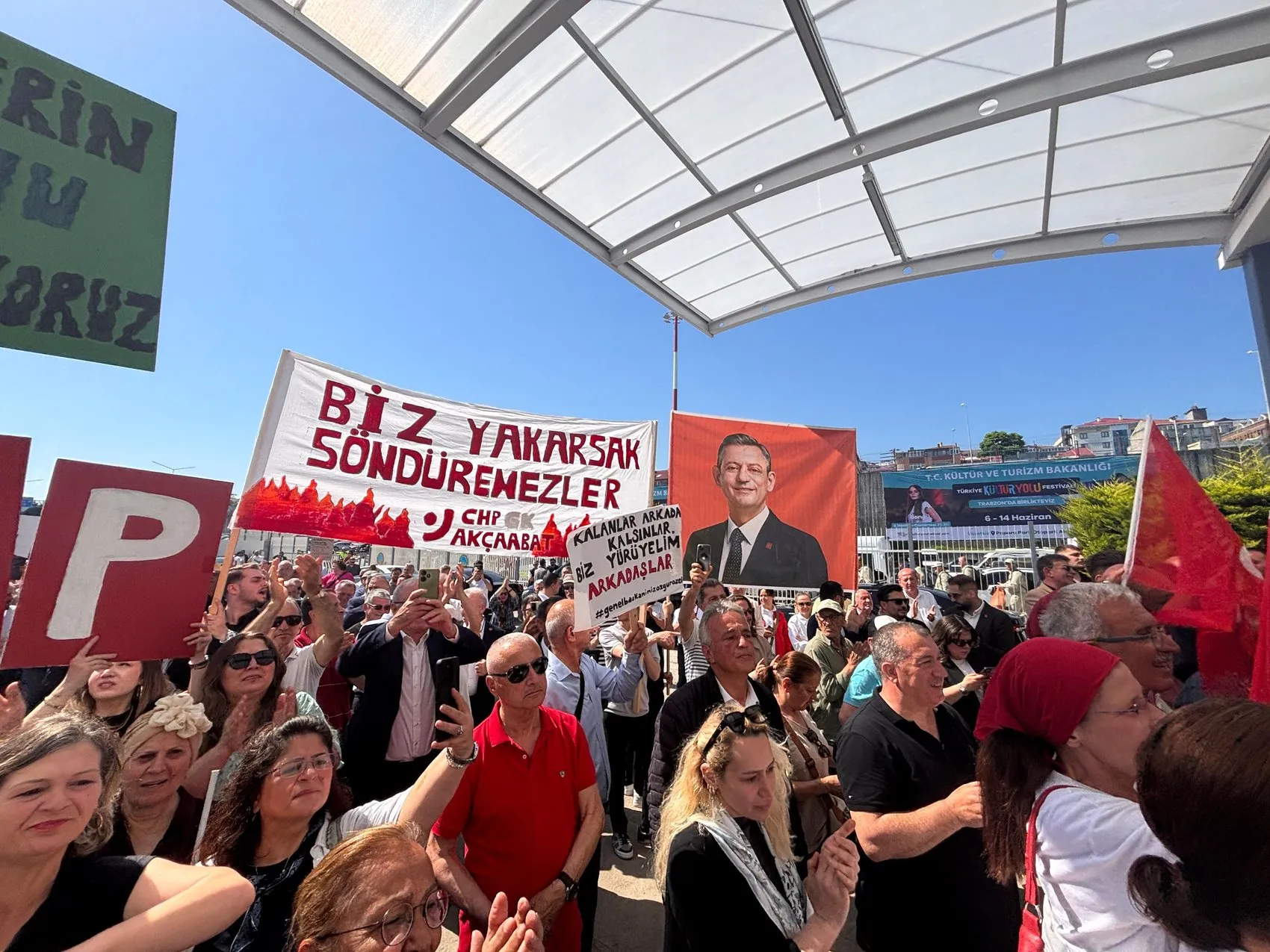 Özgür Özel Trabzon’da iktidar yürüyüşünü başlattı