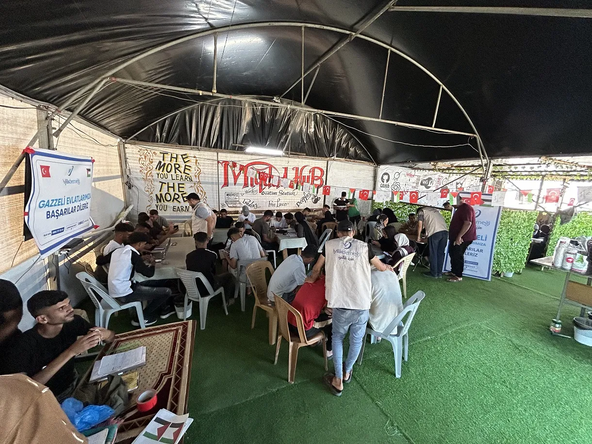 Gazze’de öğrenciler yıkılan okulun yerine çadırda sınava giriyor