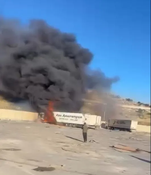 Reyhanlı sınırında iki TIR alevlere teslim oldu