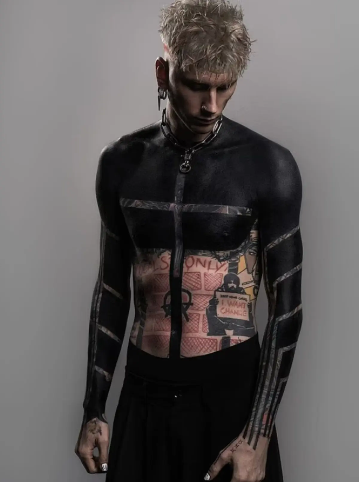 Machine Gun Kelly vücudunu saran dövme yüzünden hastalandı! 2