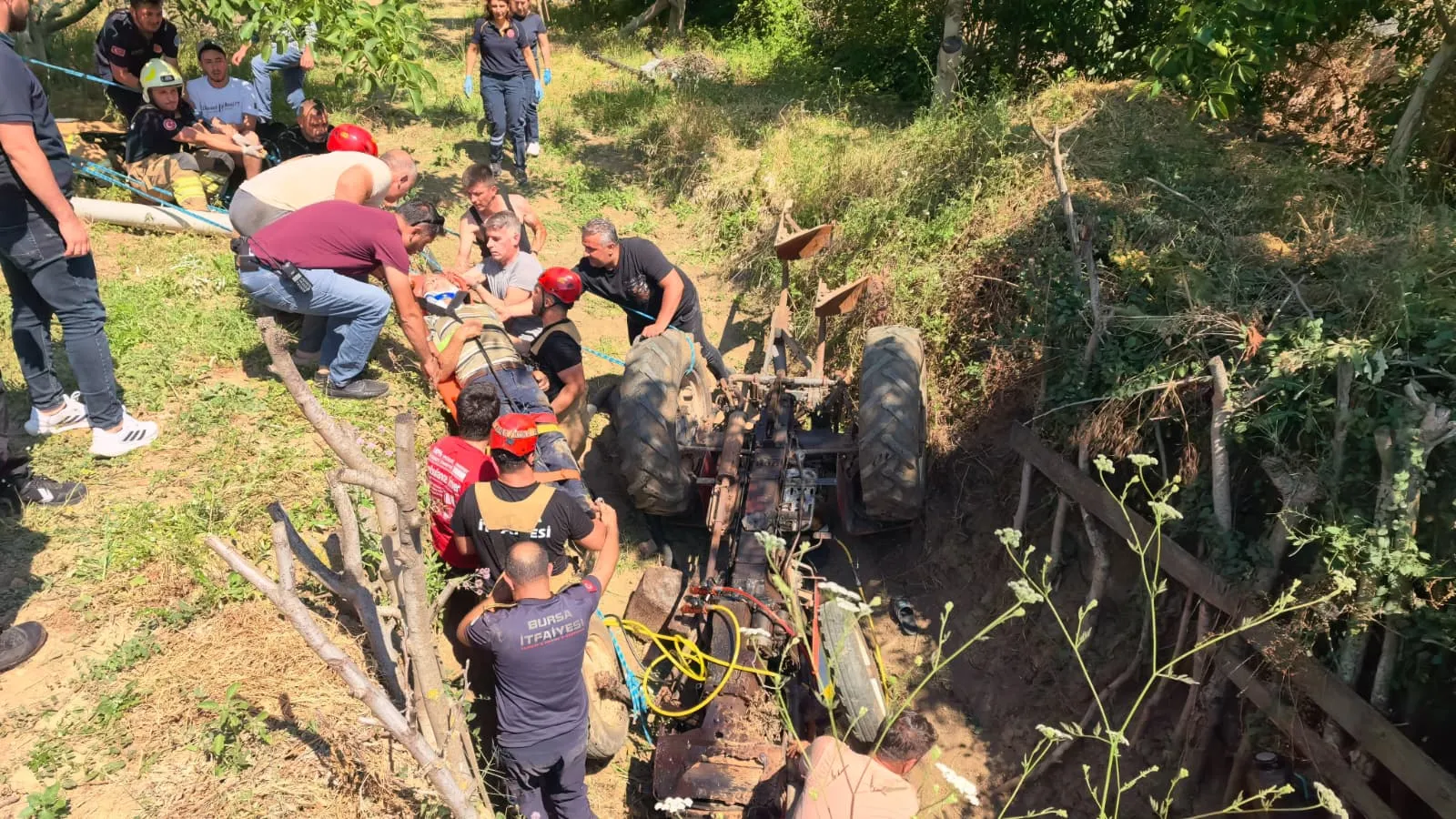 İnegöl’de traktör kazası Dede ve iki torunu ölümden döndü