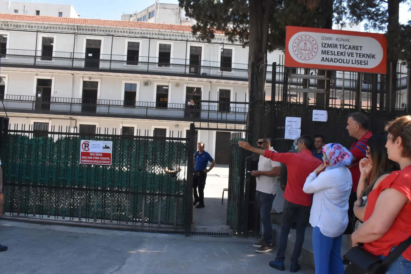 İzmir'de AYT maratonu başladı; veliler okul kapılarında bekliyor
