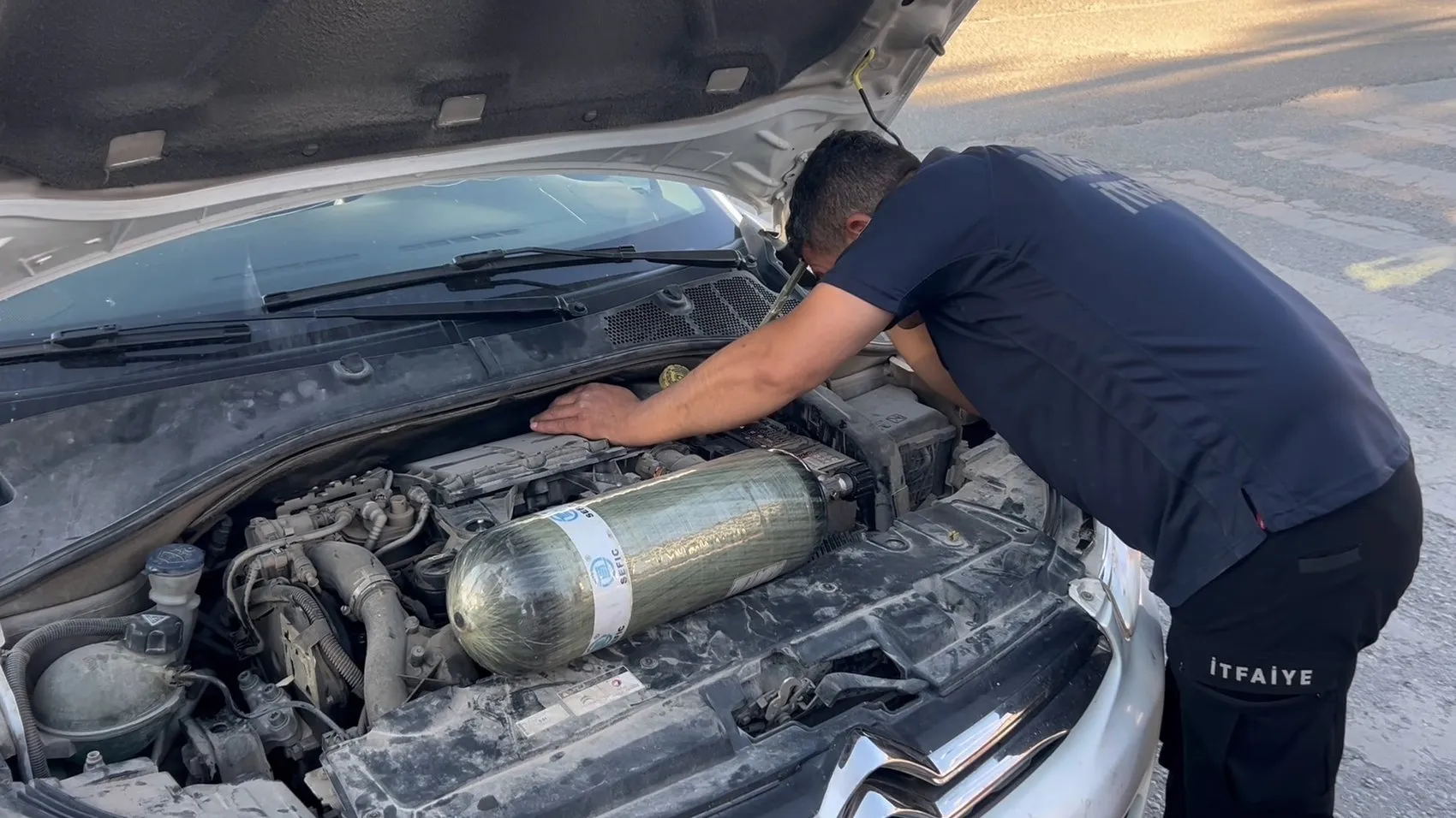 Malatya’da otomobilin motoruna sıkışan kediye itfaiye müdahalesi