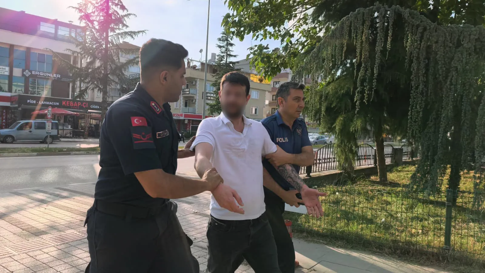 İnegöl'de polisten kaçmaya çalışan hırsızlık şüphelisi kıskıvrak yakalandı
