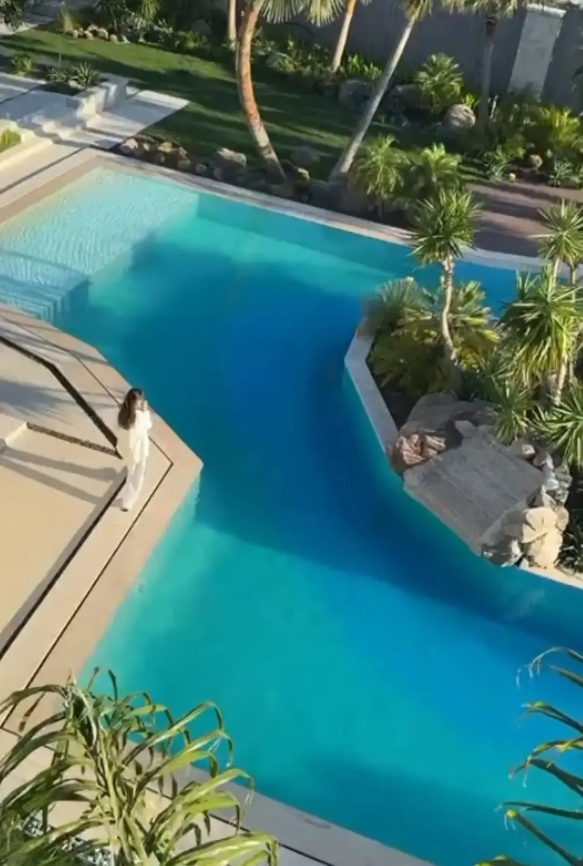 Berkay ın eşi Özlem Ada Şahin in tatil kareleri gündem oldu! Otel değil ev 3