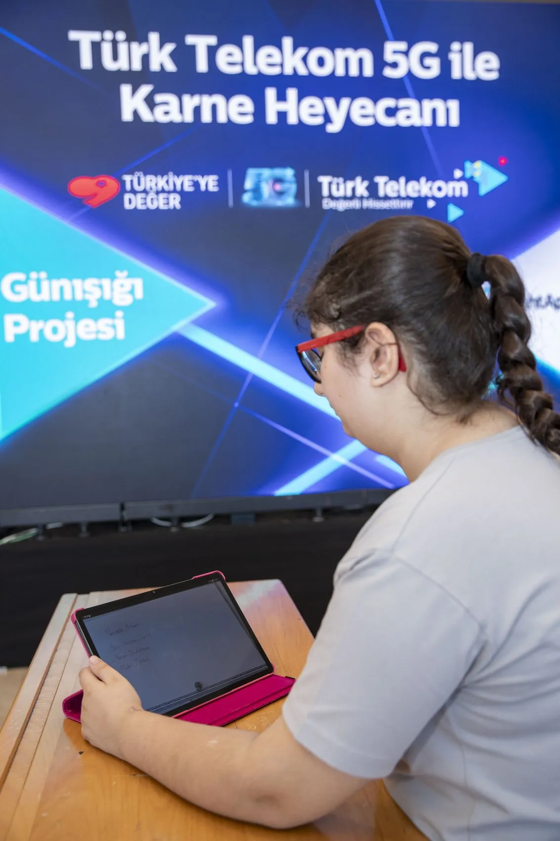 5G teknolojisi Türkiye’nin dört bir yanındaki öğrencileri karne gününde buluşturdu