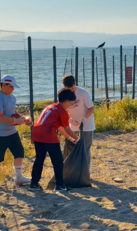 İznikli 12 çocuk bisikletleriyle sokakları temizliyor
