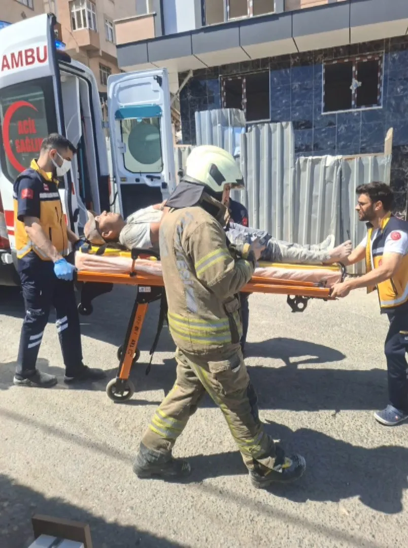 Sultangazi'de freni patlayan kamyonet park halindeki arabanın üzerine devrildi