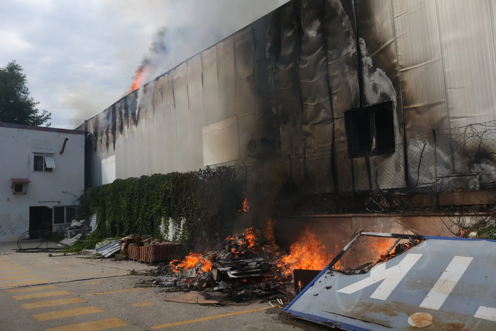 Antalya’da bir servis dükkanını alevler teslim aldı