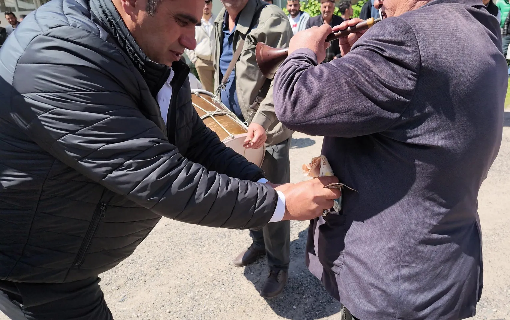 Erzurum düğünlerinin değişmez ismi kimseden bahşişi esirgemiyor